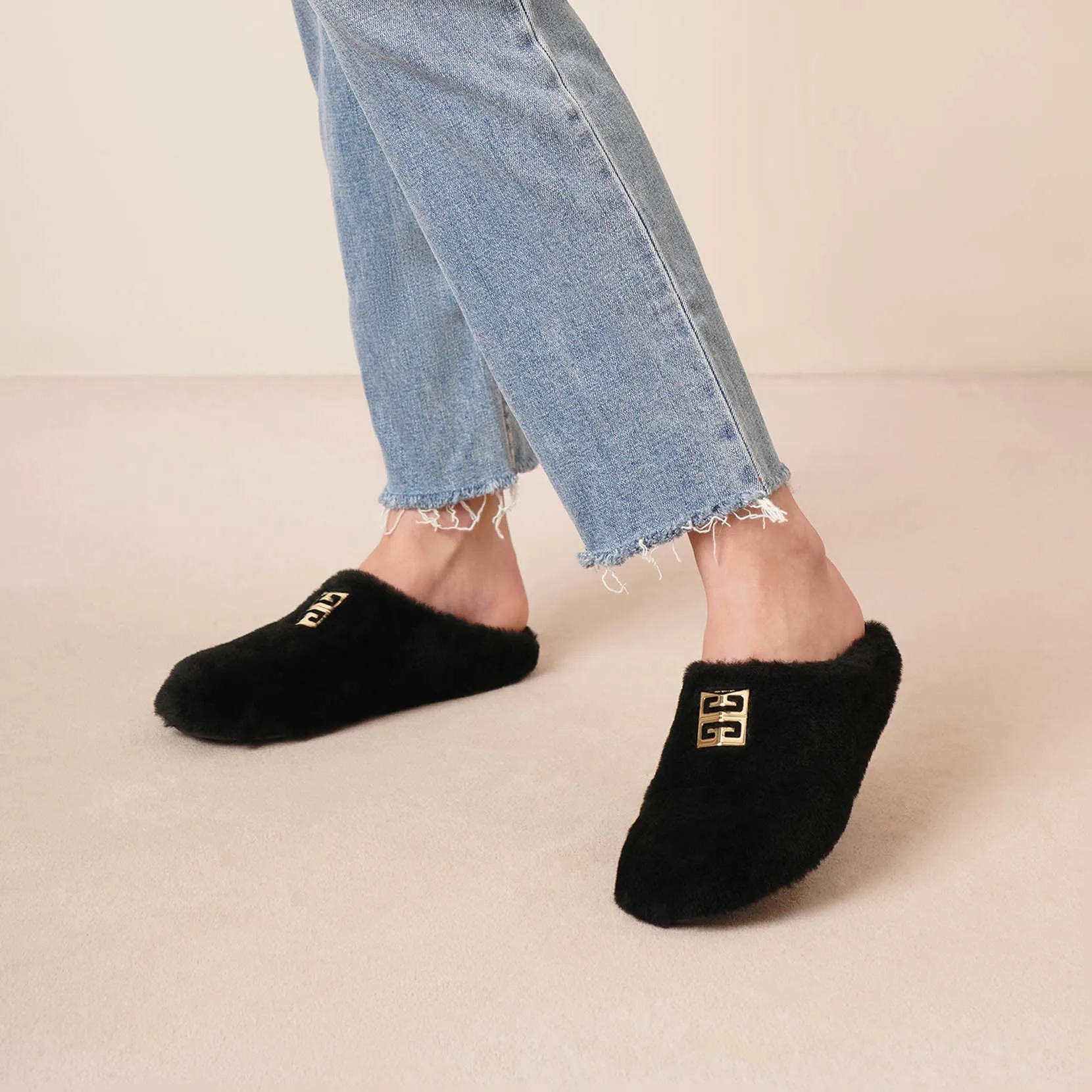 4G black fur flats