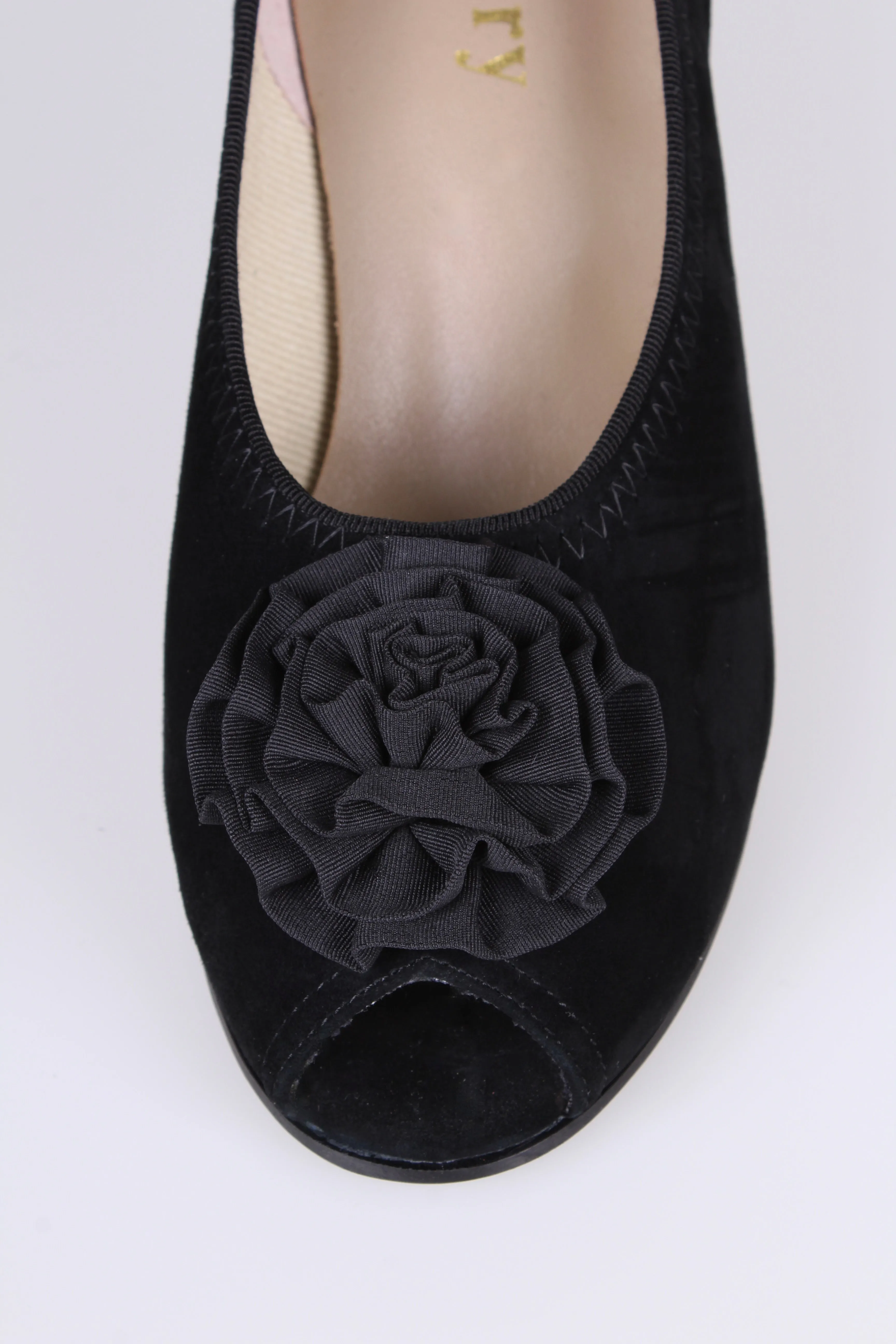 Late 1930s everyday suede pumps with rosetta, black, Jean