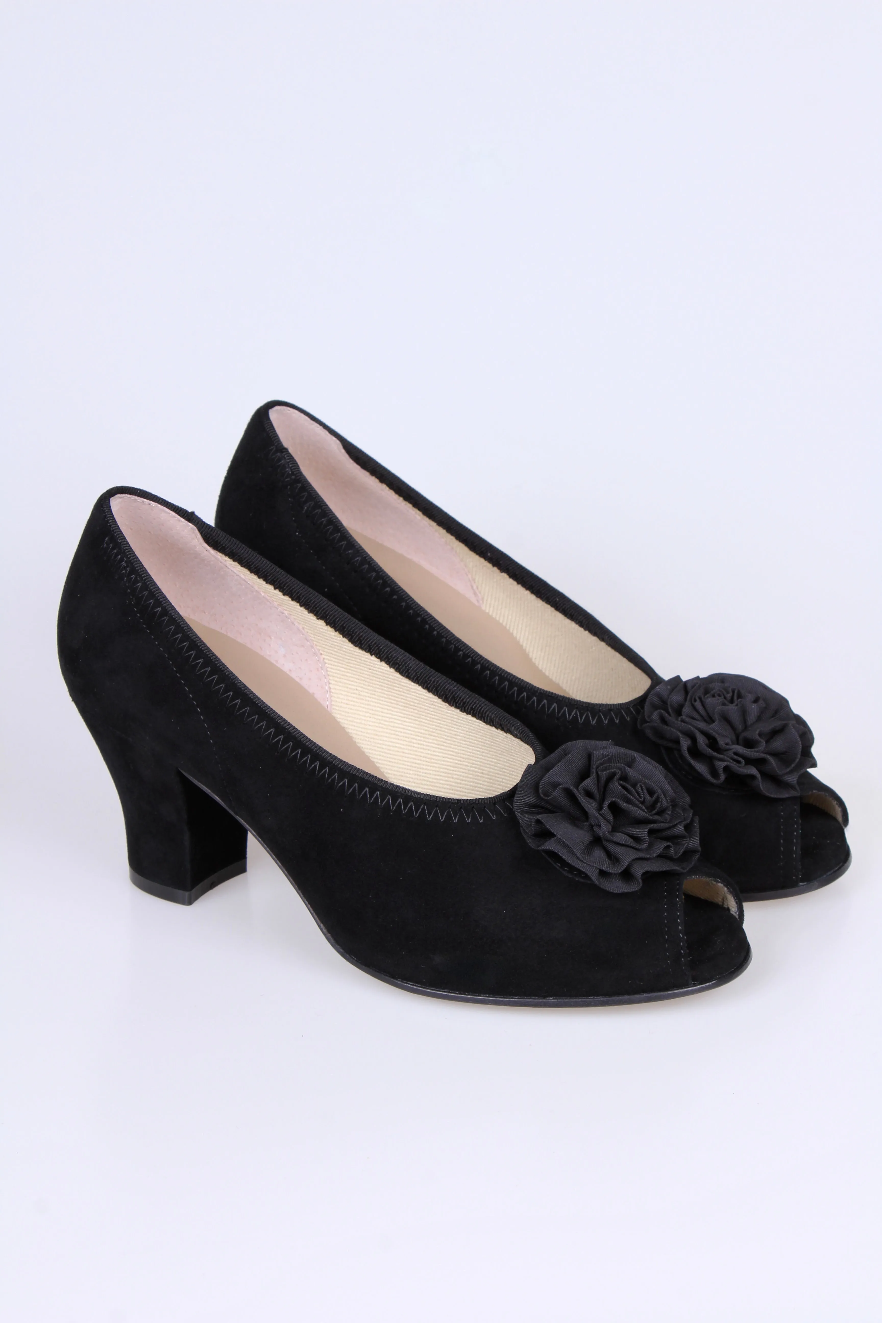 Late 1930s everyday suede pumps with rosetta, black, Jean