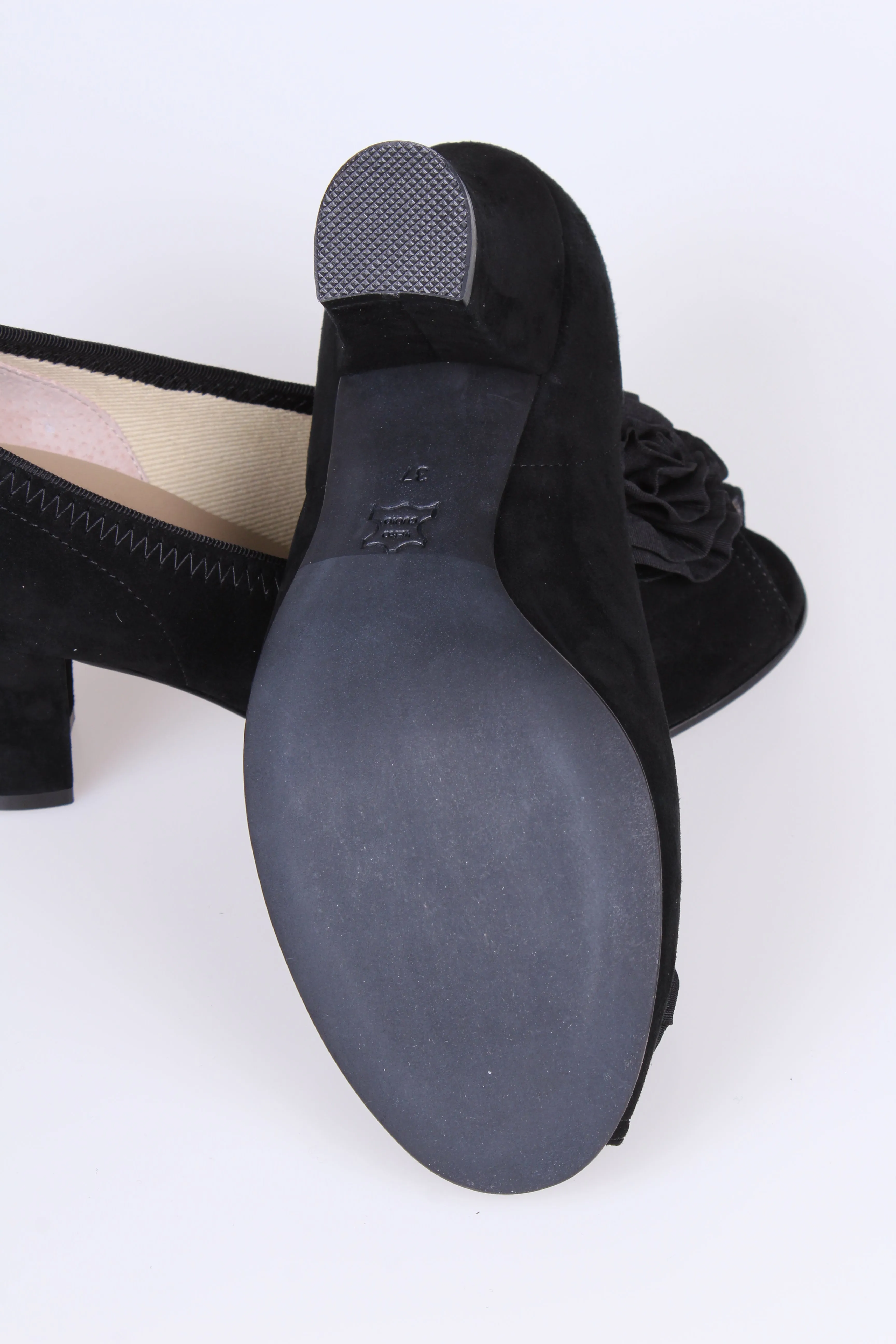Late 1930s everyday suede pumps with rosetta, black, Jean