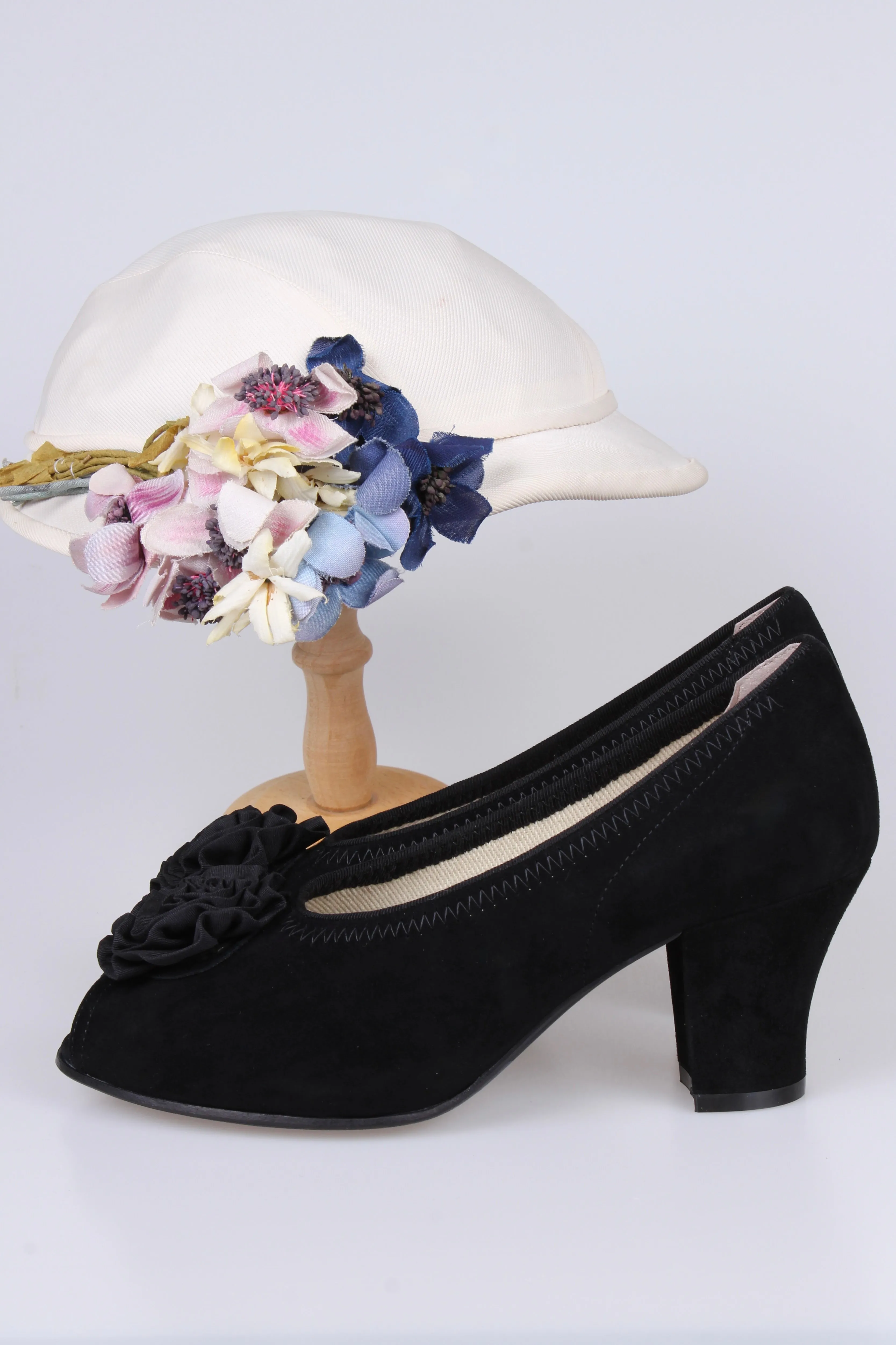 Late 1930s everyday suede pumps with rosetta, black, Jean