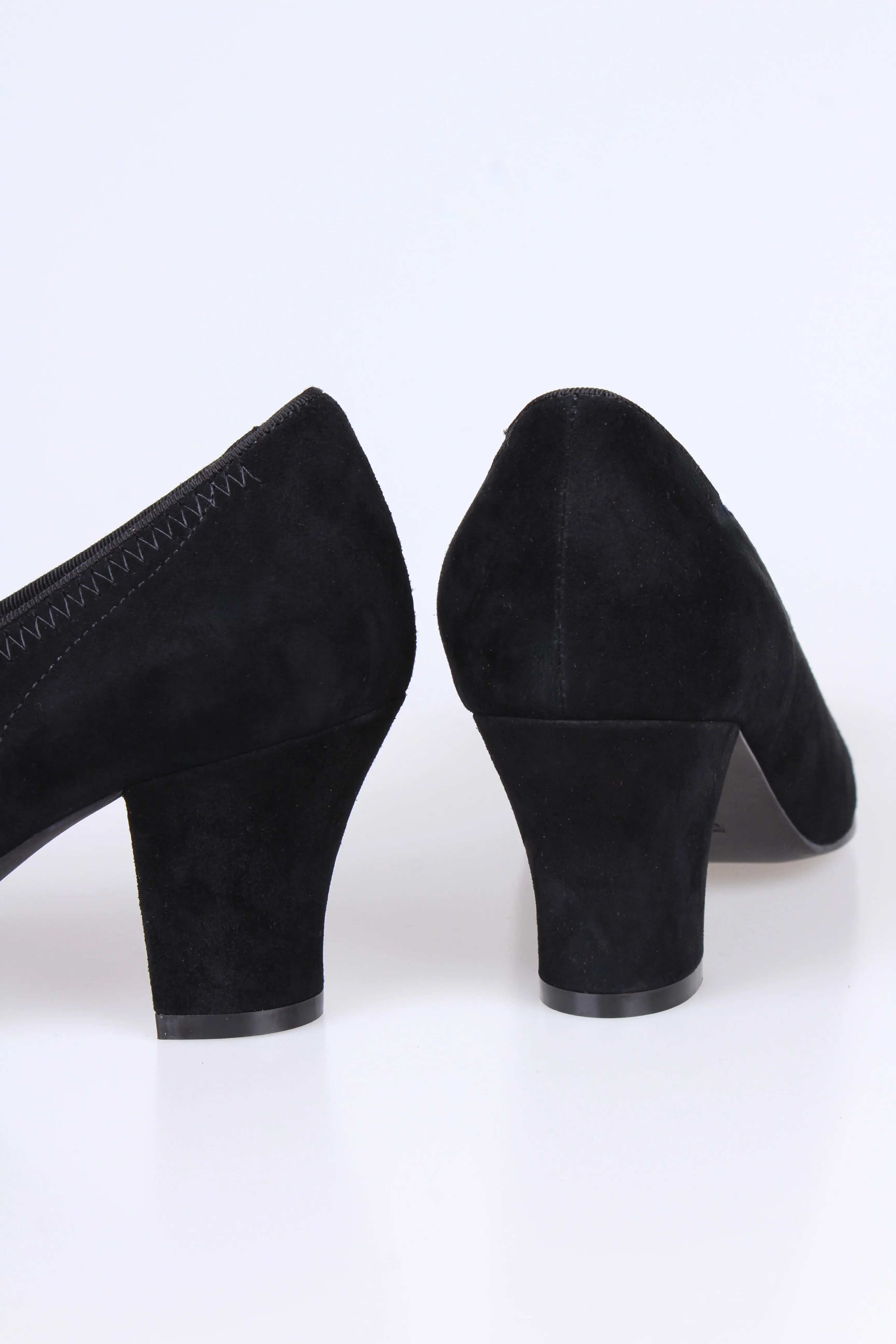 Late 1930s everyday suede pumps with rosetta, black, Jean