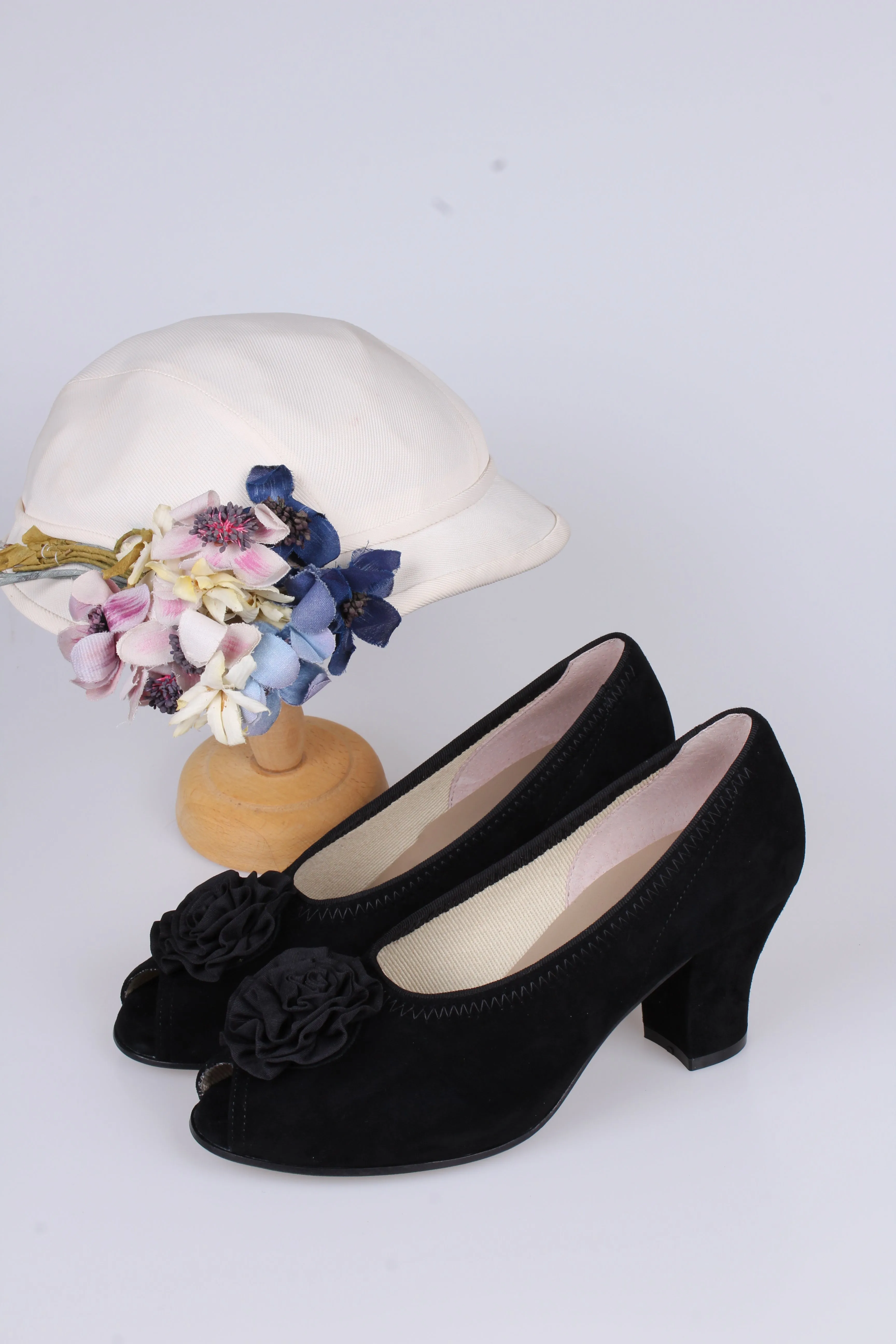 Late 1930s everyday suede pumps with rosetta, black, Jean
